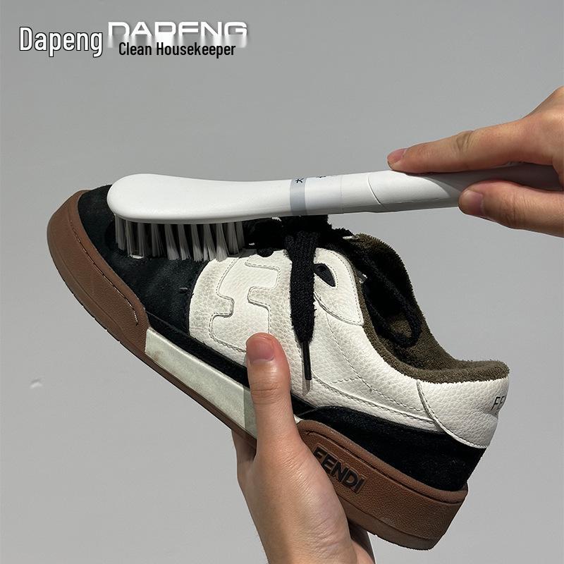 Щетка для обуви Dapeng с длинной ручкой, густой щетиной и отверстием для подвешивания для бережной чистки обуви и использования в прачечной