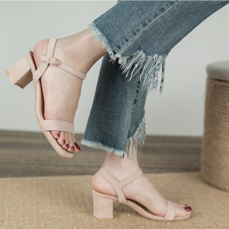 Корейские модные сандалии 2024 года, летние новые простые толстые каблуки, мягкая подошва, универсальные, удобные, темпераментные, женские туфли, нескользящие