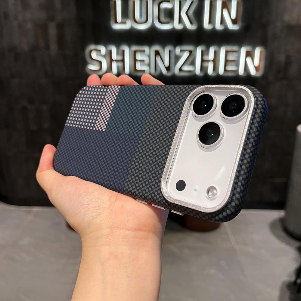 Магнитный чехол из углеродного волокна "Золотая гора на закате" для iPhone 17 Pro Max - Полное покрытие, металлическая защита объектива