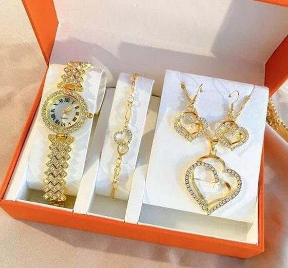 Ladies' Versatile Gift Set: Fashion Floral Chain English Watch & Daisy 5-Piece Set.