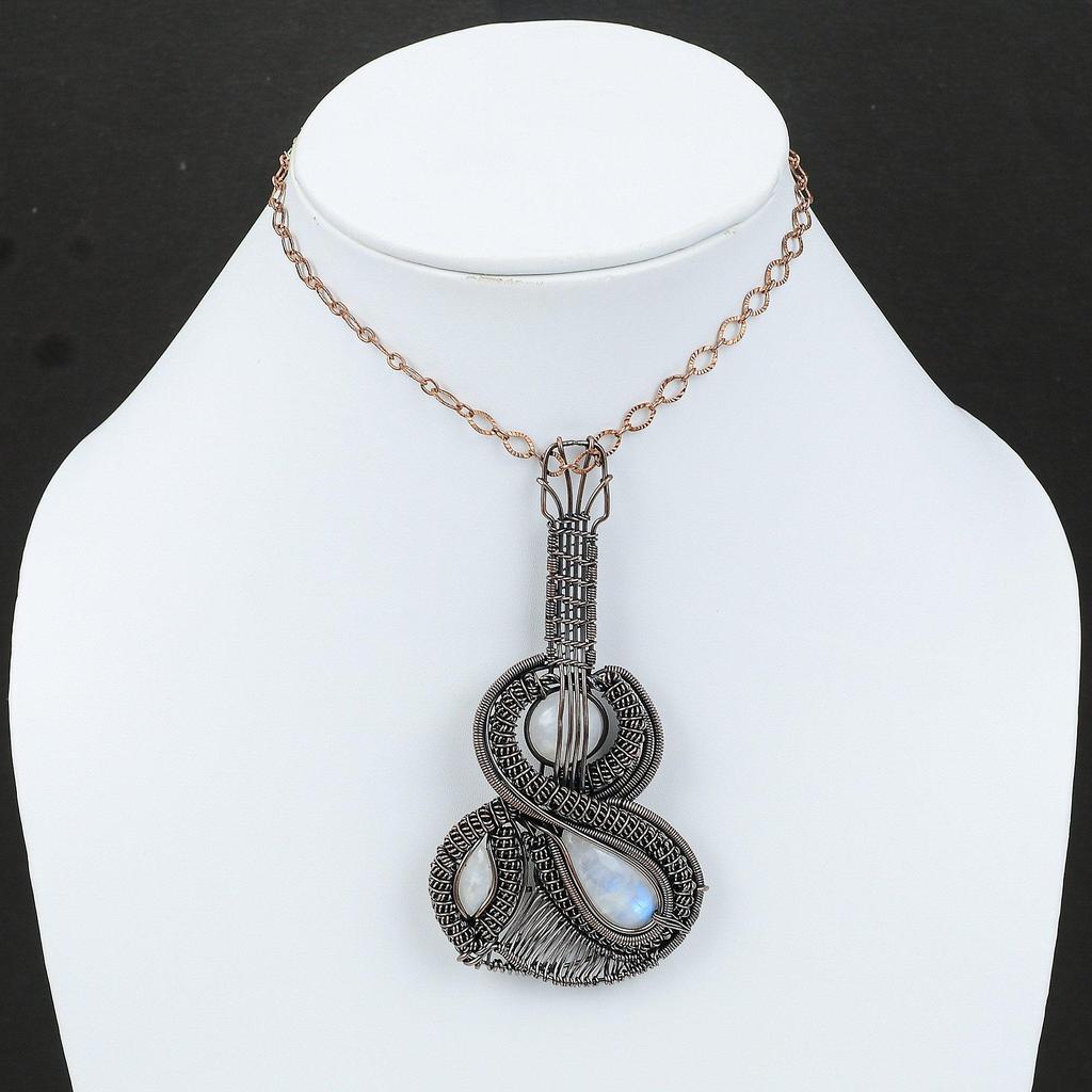Подвеска Rainbow Moonstone, обернутая медной проволокой, подвеска с драгоценным камнем, музыкальный инструмент, ювелирное изделие, подарок для нее, кулон с дизайном гитары