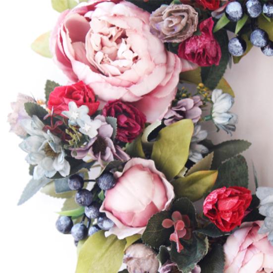 Изысканный рождественский венок, который легко разместить из мягкого ротанга