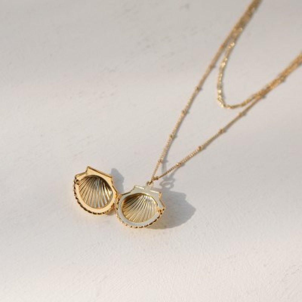 Кулон-медальон в виде ракушки