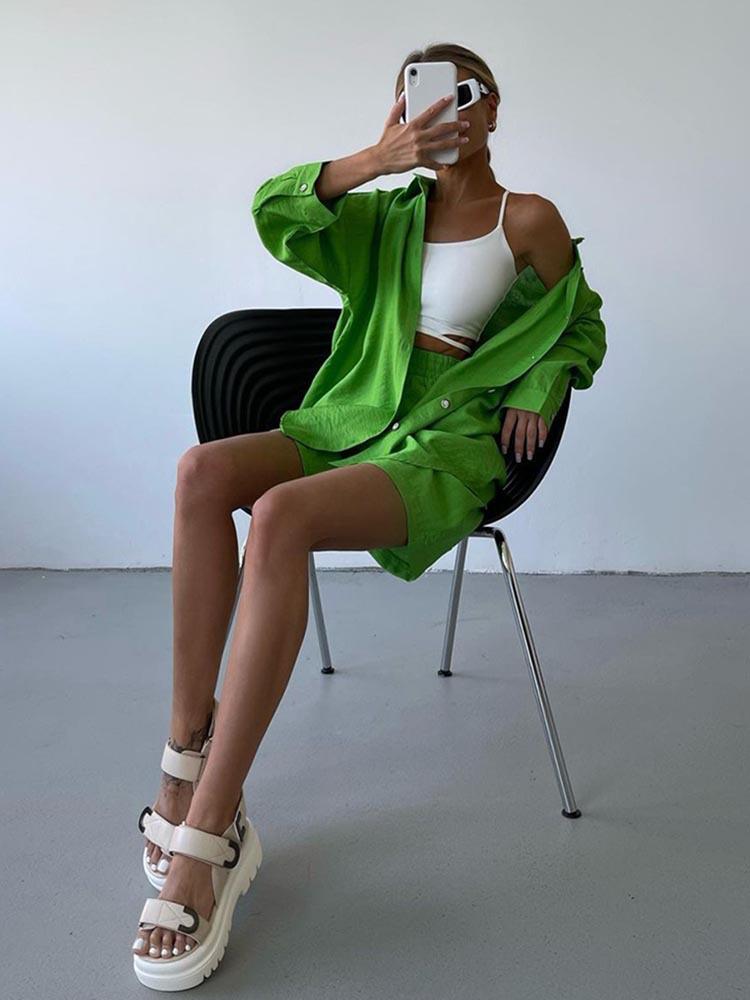 Весенне-осенний спортивный костюм свободного кроя, однотонная рубашка на одной пуговице и модные шорты