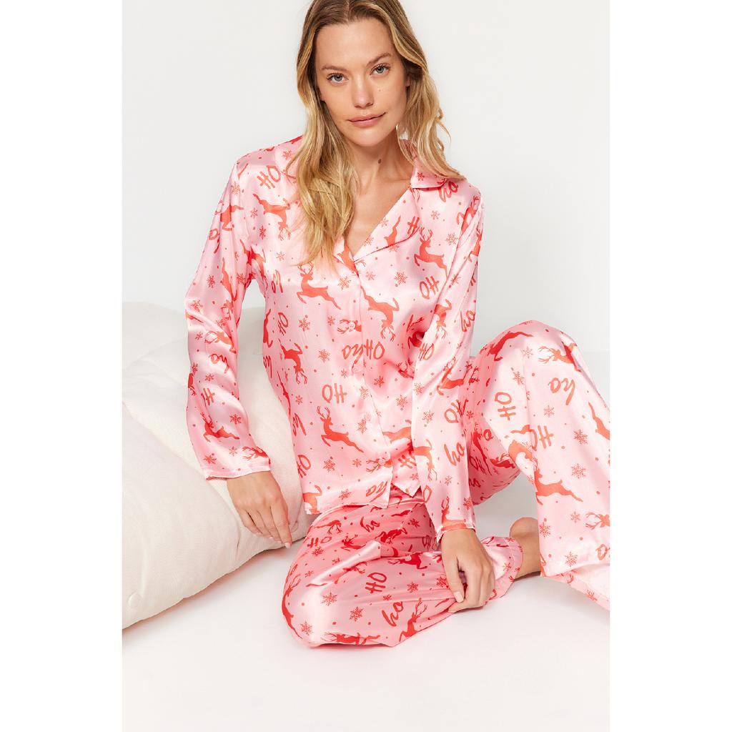 Темно-сине-разноцветный атласный пижамный комплект с новогодней тематикой Thmaw24pt00037