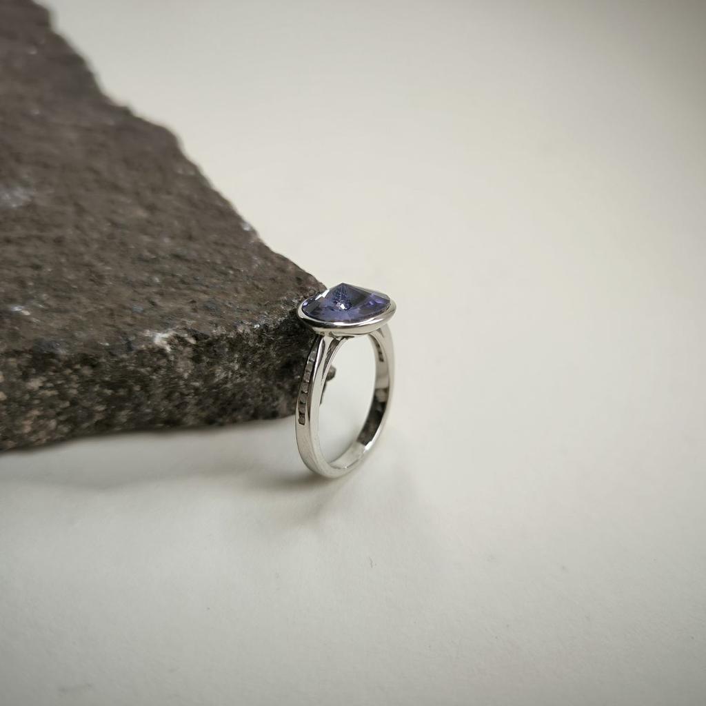 Серебряное кольцо с фианитами, вес изделия 3,58 гр (2177265)