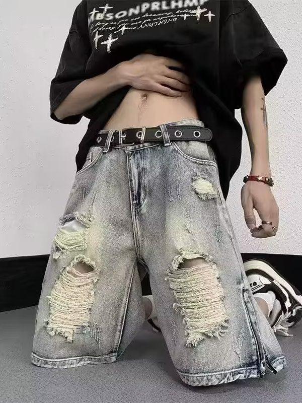 Модные мужские джинсовые шорты с потертостями и рваными краями — свободный крой, стираные, широкие штанины, на лето.