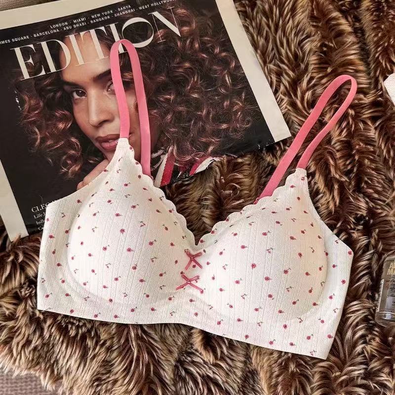 Sweet polka dots without traces gather small breasts, close secondary breasts, prevent sagging, comfortable thin bra cover, sexy and pure desire
