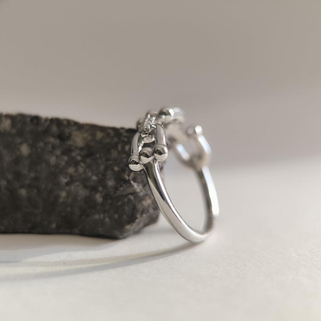Серебряное кольцо с фианитами, вес изделия 3,66 гр (2207450)