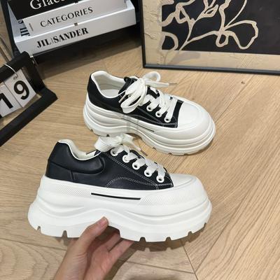 Звезда с теми же белыми туфлями на толстой подошве, женские новые осенние кожаные туфли 2025 года, универсальные повседневные черно-белые туфли на платформе для увеличения роста