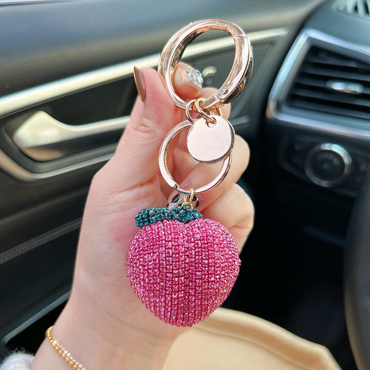 Персиковый брелок-коготь со стразами с большой хрустальной пряжкой