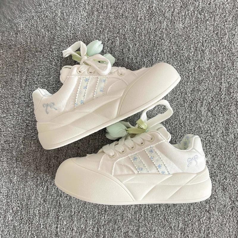 Новый стиль обуви универсален, он включает кроссовки на танкетке с круглым носком и повседневную спортивную обувь на толстой подошве.