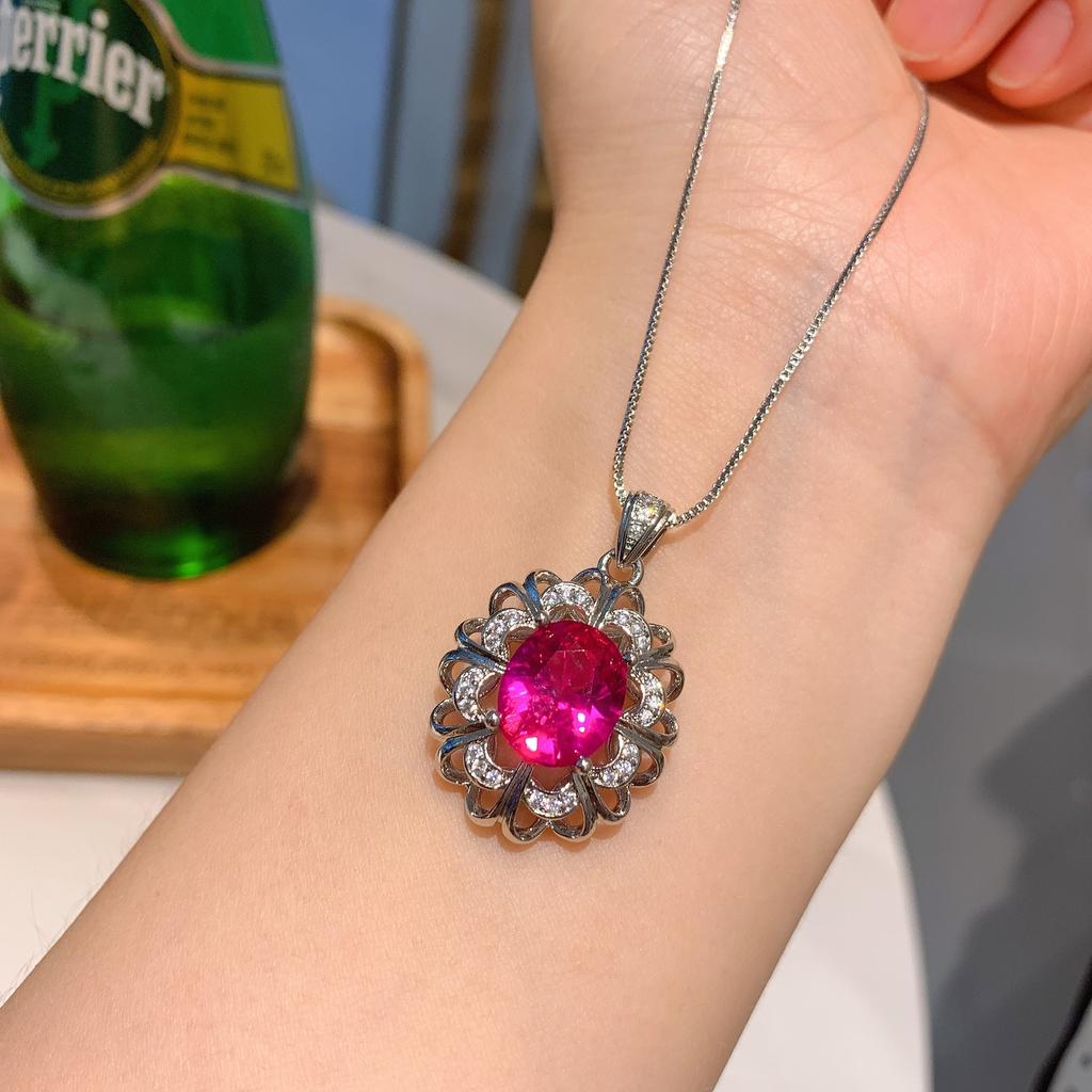 Ювелирные изделия Трехкомпонентное кольцо с рубином цвета голубиной крови, серебряные серьги-иглы с рубиновым корундом, имитация рубинового ожерелья