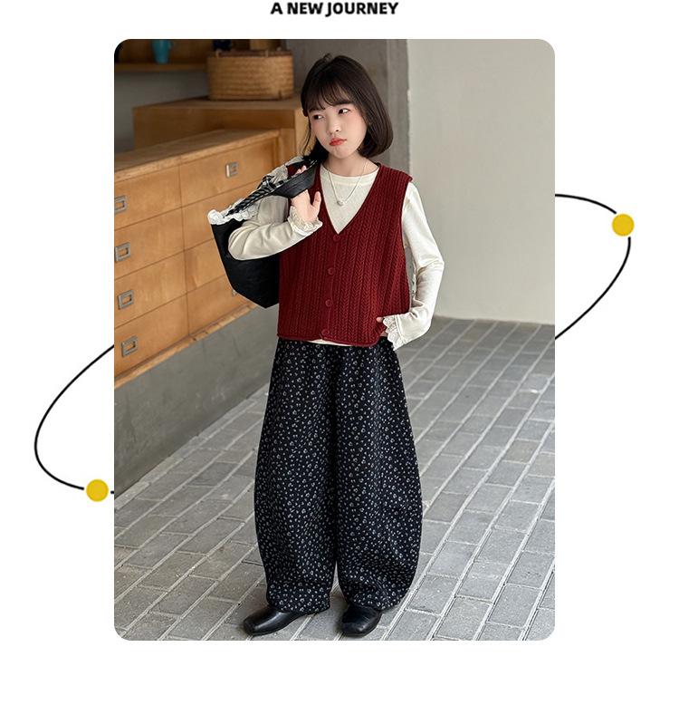 Модный корейский комплект-тройка для девочек, осень 2025: Вязаный жилет с брюками с цветочным принтом для детей старшего возраста