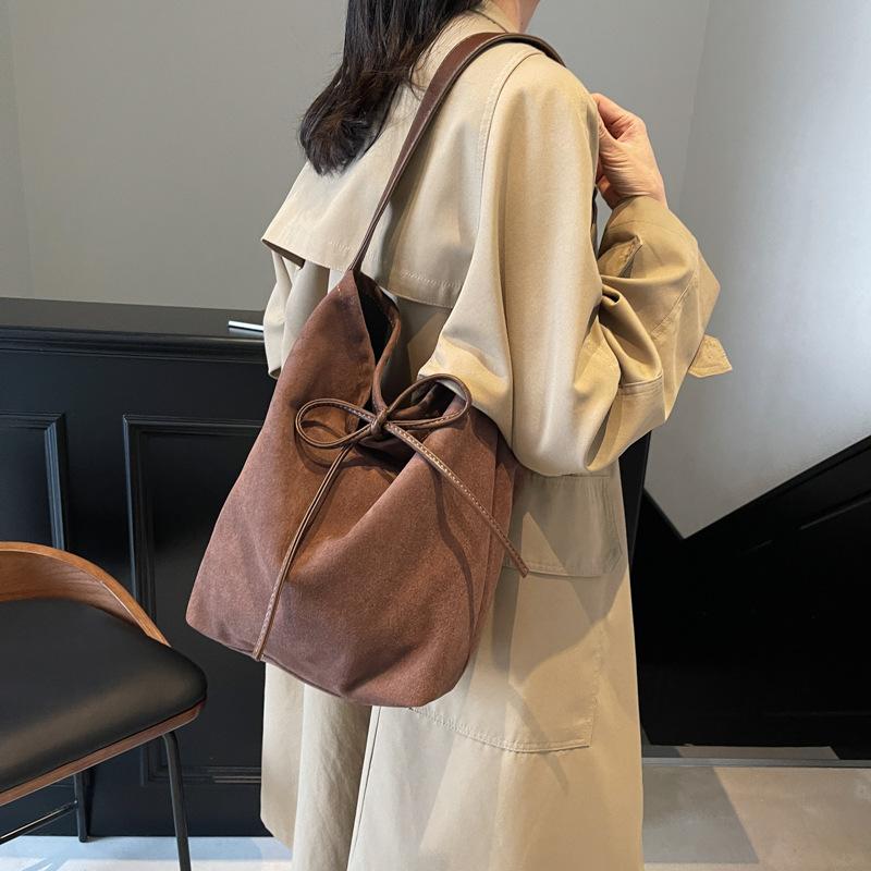 2025 New Autumn and Winter Retro Large-capacity Tote Bag Women's Shoulder Bucket Bag Fashionable Versatile Work Commuter Bag