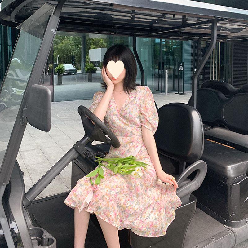 Летнее корейское платье средней длины из шифона с V-образным вырезом и цветочным принтом 2025 года для студенток
