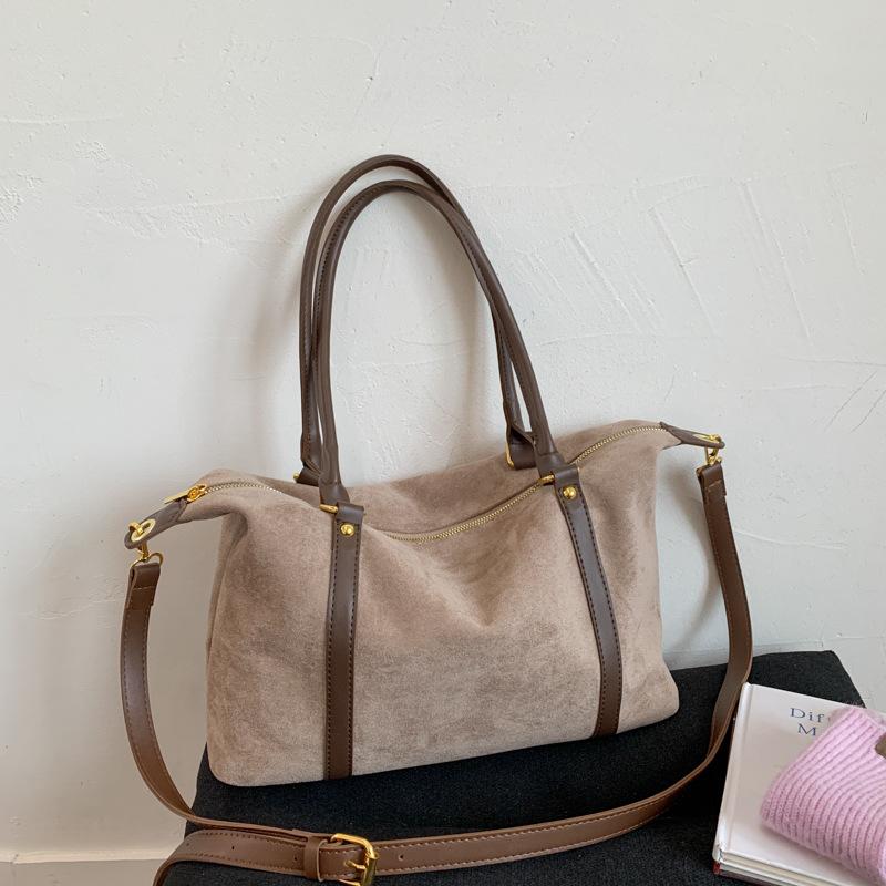 Замшевая сумка женская осень и зима 2025 новая нишевая дизайнерская сумка-мессенджер популярная матовая ретро портативная сумка-тоут