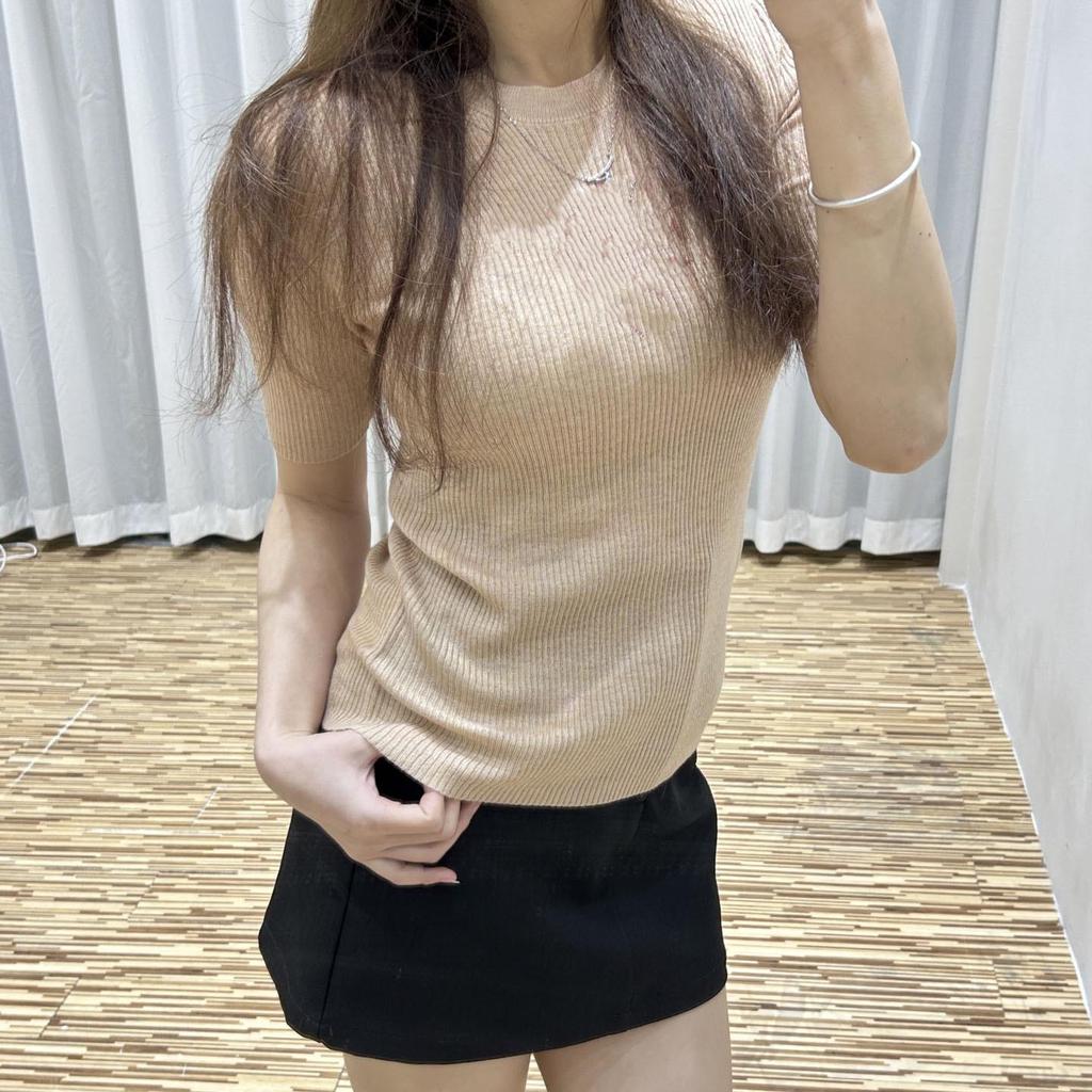 Женская белая футболка приталенного кроя с летним вышитым логотипом