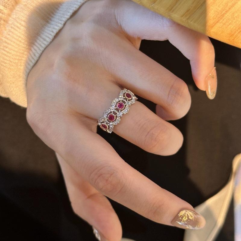 Light Luxury Inlaid Diamonds Vintage Hollow Out Lace Ruby Rings for Women Gorgeous Style Showy Wedding Ring Jewelry