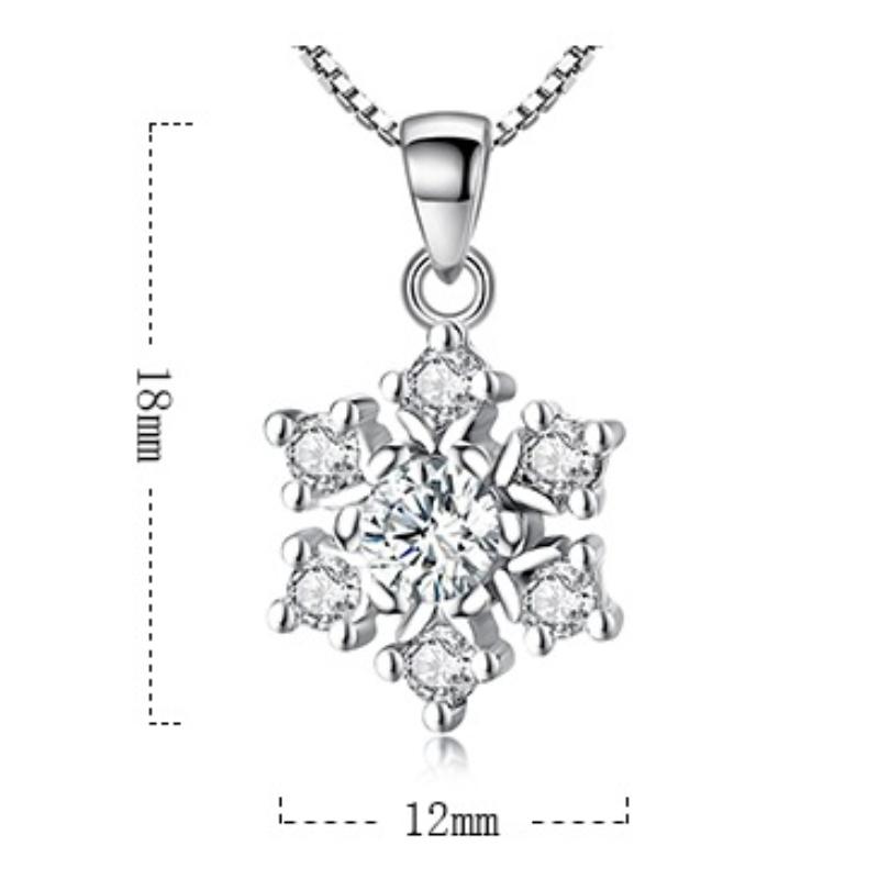 Простой темпераментный кулон-колье с инкрустацией цирконом