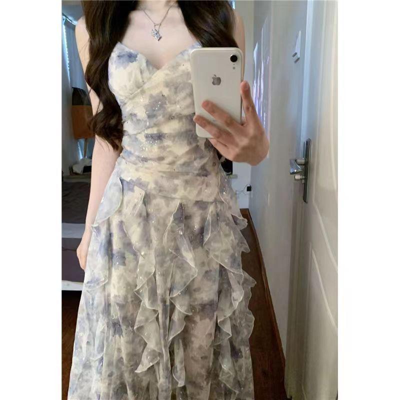 Женское летнее цветочное платье на бретелях - V-образный вырез, подчеркивающий талию сказочный стиль, милое и модное