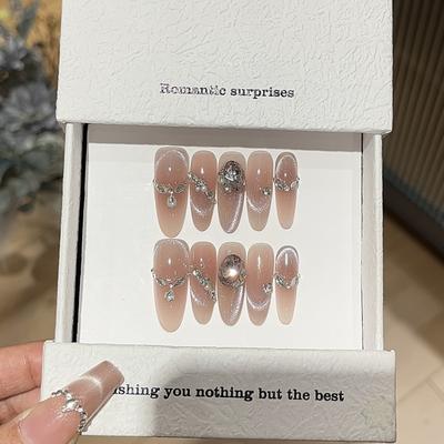 Нежное, чистое и похотливое чувство, румянец, неровная улыбка, кошачьи глаза, броня бутиковой одежды