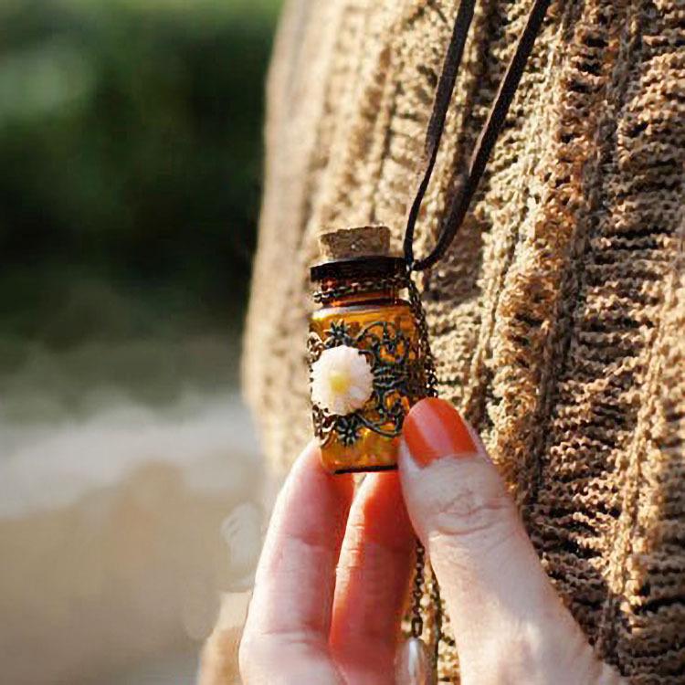 C181 Винтажное ожерелье в виде стеклянной бутылки желаний с ромашкой, кожаным шнуром и подвеской в виде бабочки