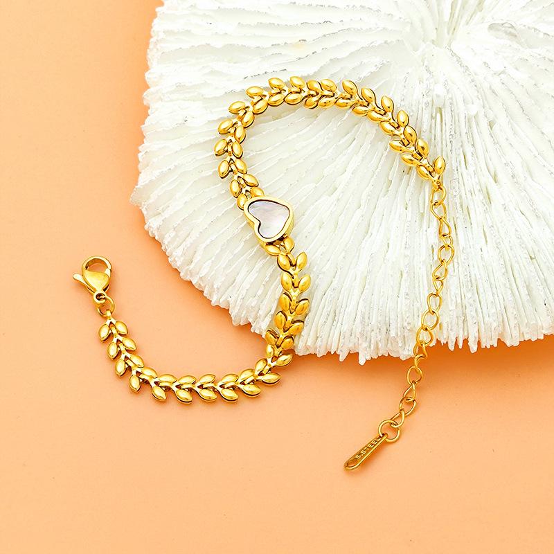 Original Design Exquisite Heart-Shaped White Mother-of-Pearl Bracelet, Double-Sided Wearable, 18K Gold Plated Titanium Steel for Women