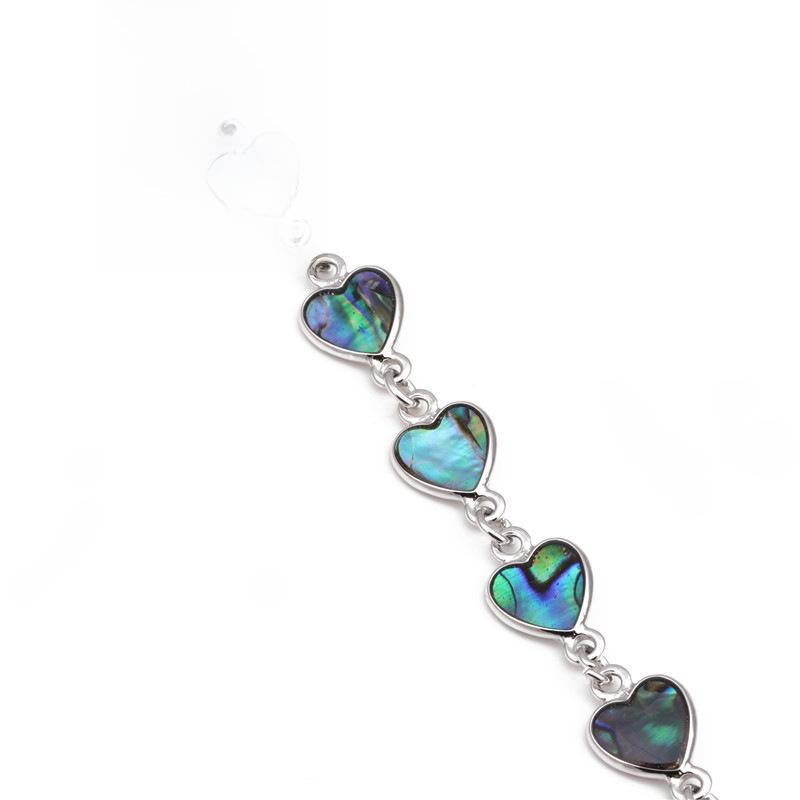 Браслет из разноцветных ракушек в форме сердца