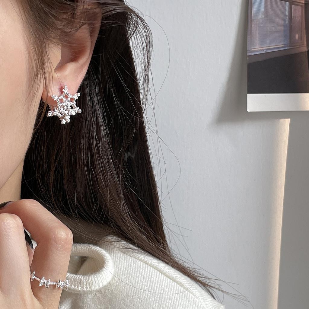 Серьги-гвоздики со снежинками из серебра 925 пробы для женщин, изысканные серьги с супер блеском и красивым темпераментом, новые модные серьги