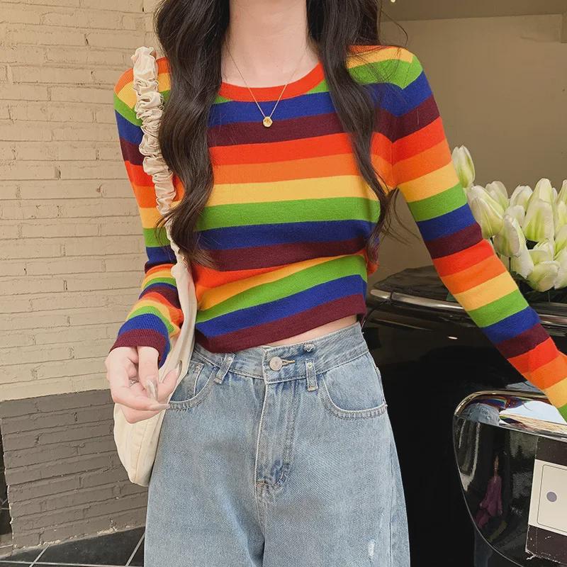 2025 Приталенный корейский свитер с радужными полосками, открывающий пупок