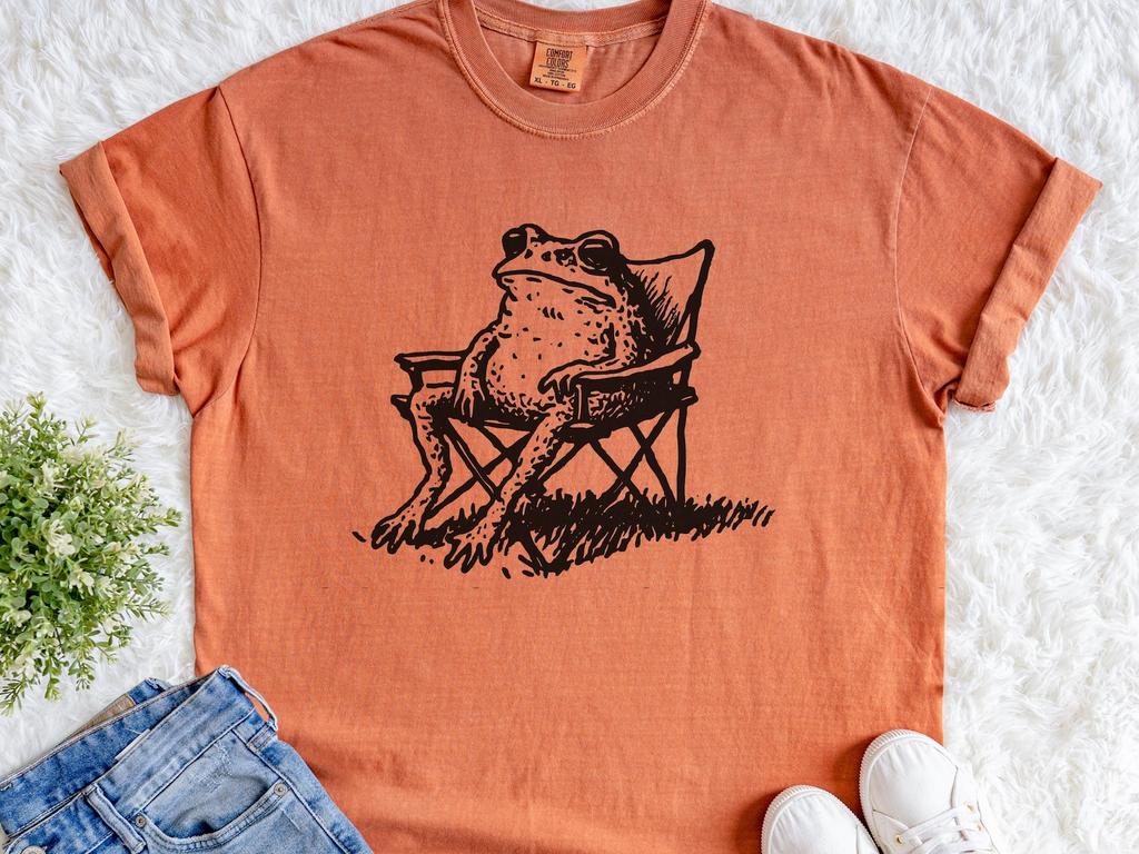 Comfort Colors Chill Frog Shirt, Relaxing Toad Tee, Funny Vintage Frog in Chair, Cute Cottagecore Amphibian Gift