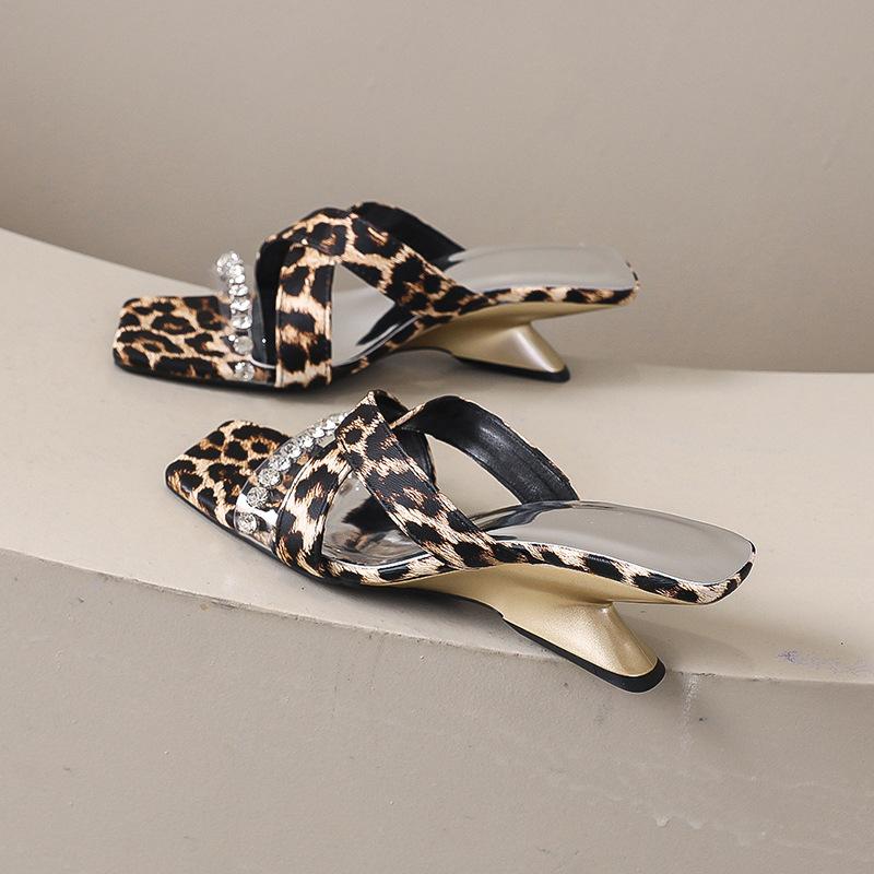 Модные туфли на высоком каблуке с леопардовым принтом, женские босоножки, туфли с острым носком, летние тапочки 2024 года, дизайнерские мюли, новые женские туфли-лодочки, шлепанцы
