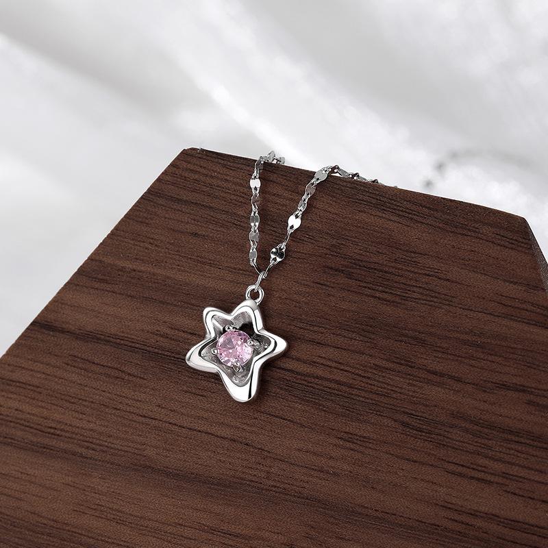 Милое женское ожерелье с цветком, свежее и универсальное, демонстрирующее белый цвет, разработанное небольшой группой с цепочкой для воротника