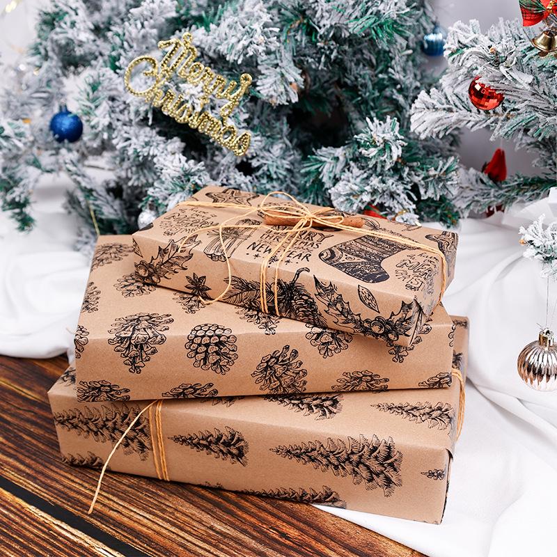 Праздничная подарочная бумага с рисунком черной сосновой шишки и колокольчика