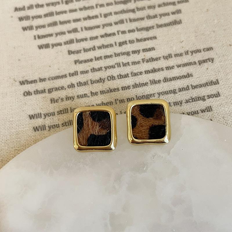 Нишевые высококачественные серьги-гвоздики из смолы с леопардовым принтом, женские осенне-зимние ретро-легкие роскошные модные элегантные универсальные серьги для поездок на работу