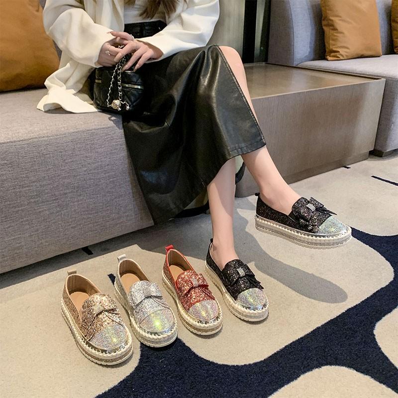 Модные осенние женские туфли на плоской подошве с круглым носком без застежки для женщин плоские туфли с неглубокой подошвой уличные туфли-лоферы с блестящим узлом-бабочкой на платформе