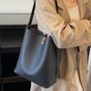 Retro Fashion Large Capacity Shoulder Bag Women 2025 New Casual Versatile Underarm Bucket Bag Commuter Messenger Bag