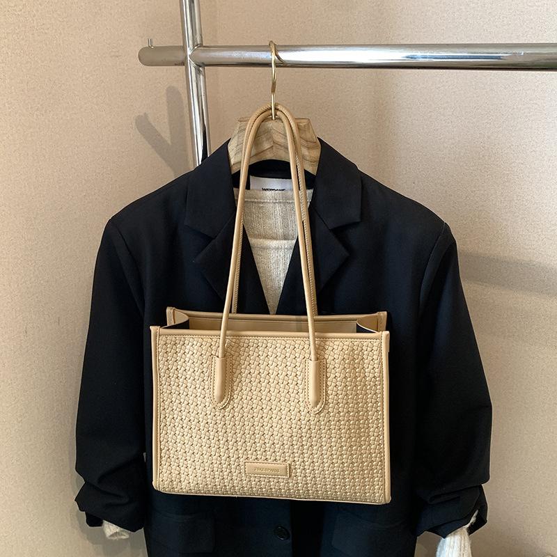 Retro woven bag women's large capacity 2025 new autumn and winter casual shoulder underarm bag popular commuter tote bag