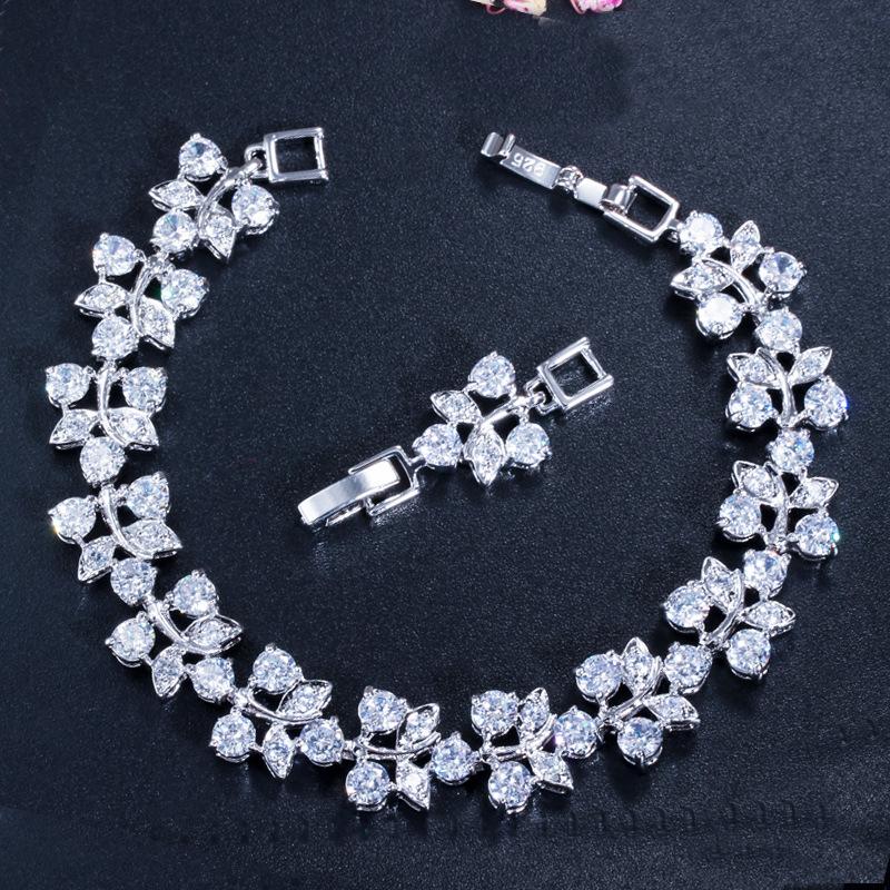 Ювелирные изделия, Изысканный сверкающий бриллиант, Покрытый швейцарским цирконом браслет из настоящего золота.