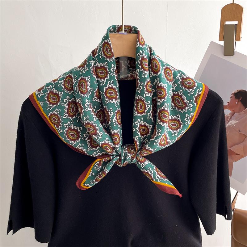 Дизайнерский велюровый квадратный шарф для женщин, шейный платок, галстук, модный маленький клетчатый шарф для волос на запястьях, новый платок, бандана 