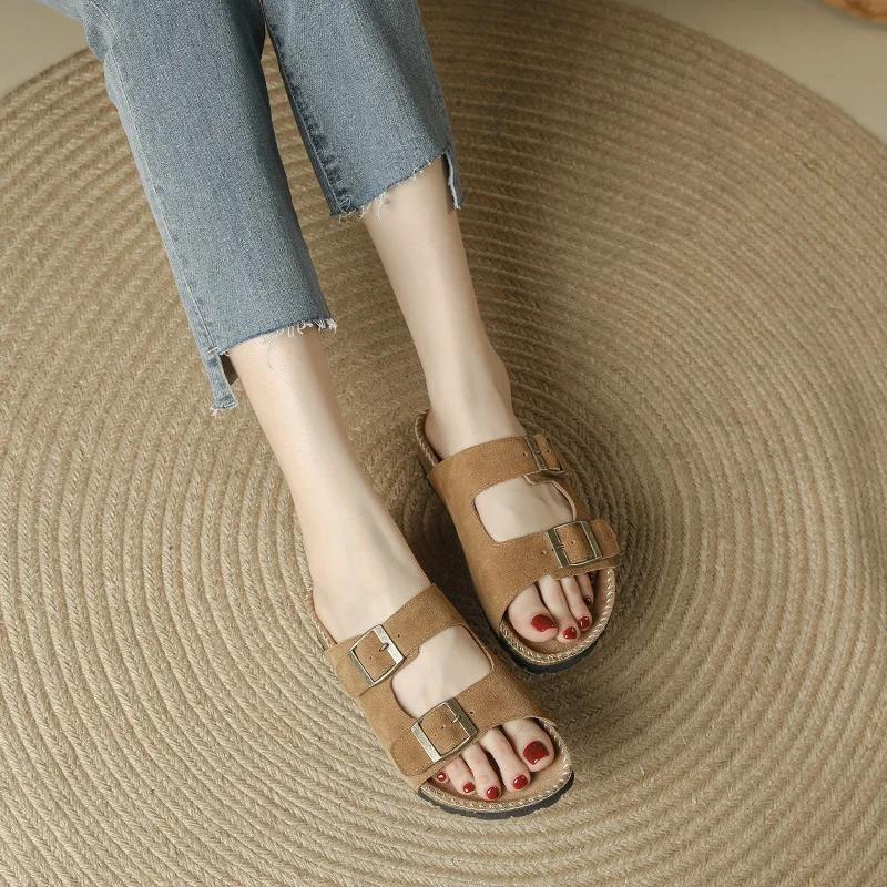 Модные летние женские тапочки 2024 года из коровьей замши, сандалии на плоской подошве с двумя пряжками для женщин, ретро-модные садовые мюли, сандалии-сабо