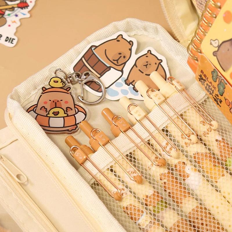 Большая вместительная сумка для карандашей Capybara Cartoon Candle Holder Bag с брошками, наклейками, зажимами, брелоками, детский пенал