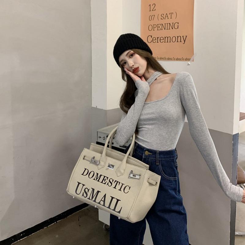 Топ-футболка с длинным рукавом, облегающего кроя, с подвеской на шею