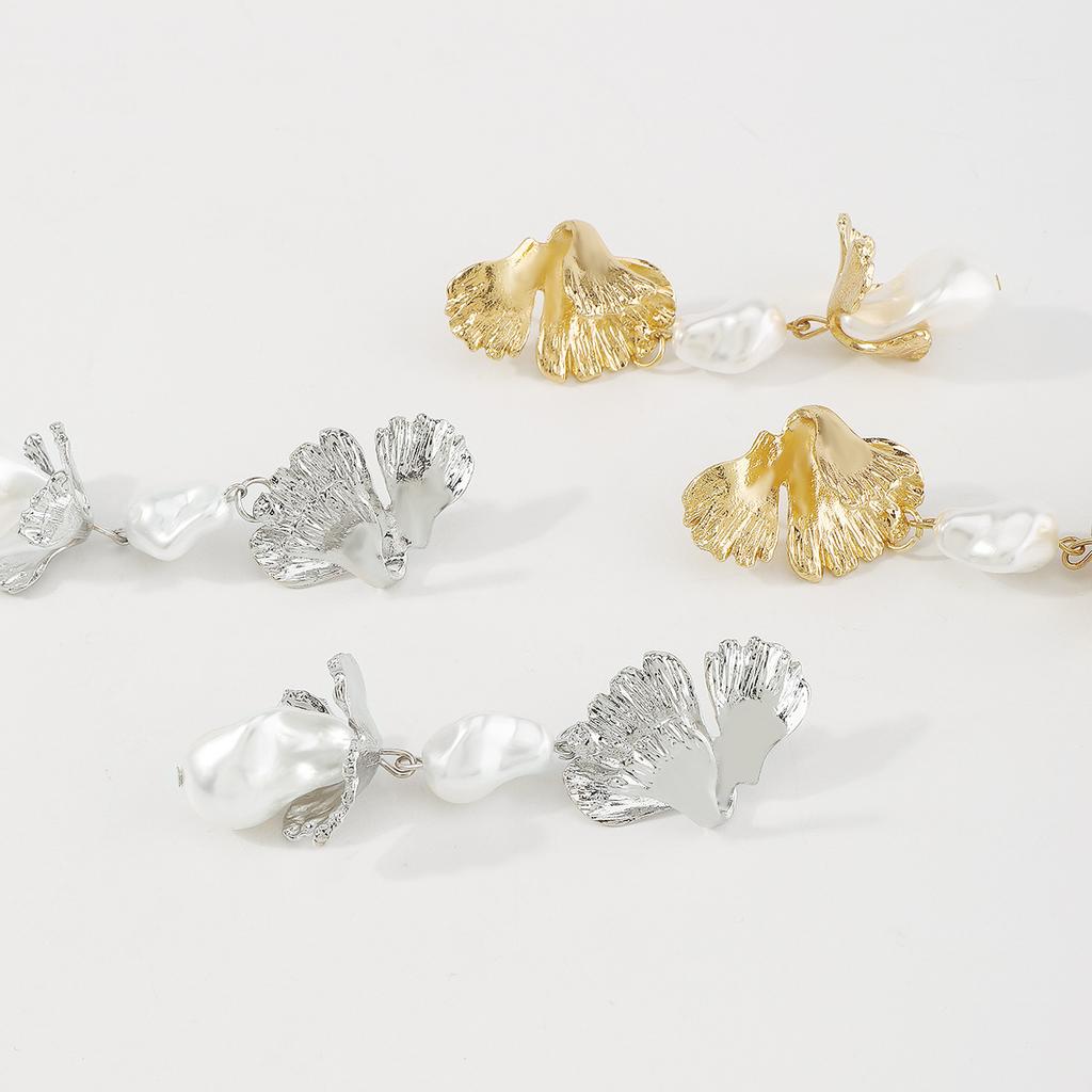 Серьги с жемчугом особой формы. Металлические серьги с листьями ветра. Преувеличенные серьги в стиле хипстер. Геометрические серьги неправильной формы.