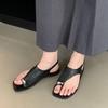 Модные лаконичные сандалии с ремешком на пальце и пряжкой, женские летние элегантные сандалии-гладиаторы на плоской подошве из искусственной кожи, женские повседневные шлепанцы дизайнерского бренда