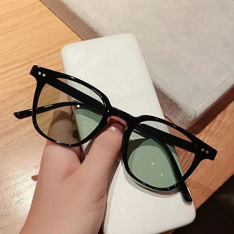 Summer Square Frame Punk Sunglasses Classic Vintage Rivets UV400 Sun Shade Eyeglasses for Women Men Vintage Retro Luxurious Eyewear Gafas De Sol
