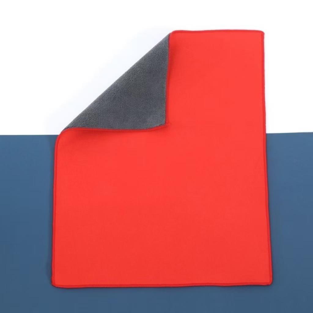 Премиальное замшевое полотенце для мытья автомобиля: Не линяет, обладает высокой впитывающей способностью, быстро сохнет для эффективной уборки.