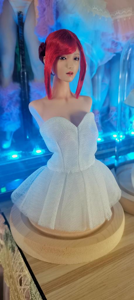 FASHIONUANDO Маленький бюст для масштабного действия Окрашенная грудь Прозрачный чехол Роскошный женский бюст Голова Подставка для красивой красивой средней школы и одежды