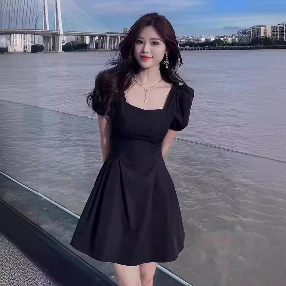 Черное платье в стиле Хепберн 2024 года: Квадратный воротник, рукав-фонарик, утягивающий талию дизайн для женщин